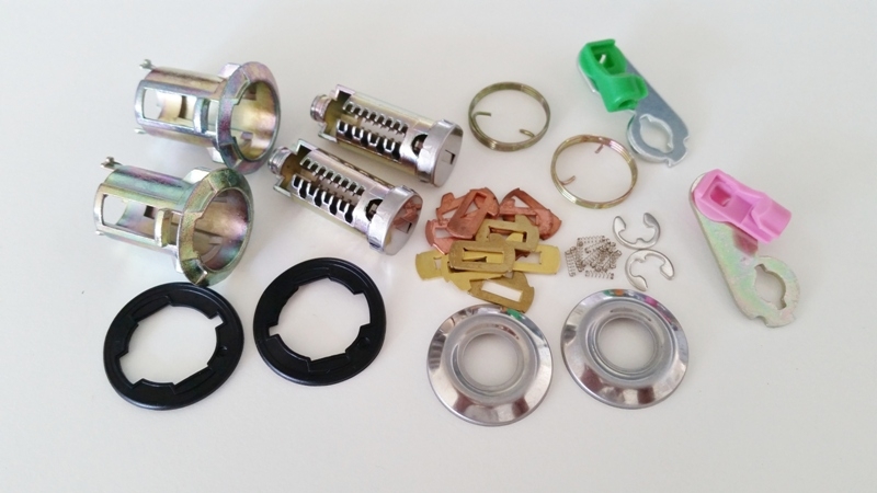 PAREJA DE CERRADURAS DE PUERTA DESMONTADA  MICRA, PATROL, PRIMERA, VANETTE + JUEGO DE LAMINILLAS NSN11 (252550)