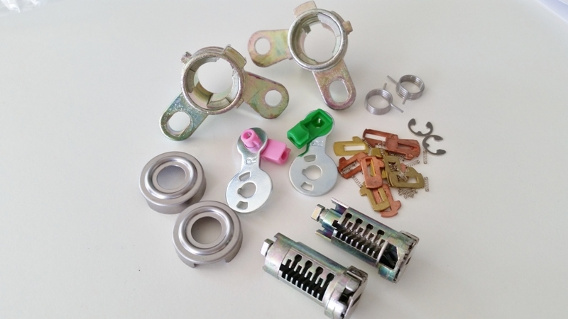 PAIR OF DOOR LOCKS NISSAN X-TRAIL / ALMERA N16 / CABSTAR (80600/601-BM625) + J. PAILLETTEllae NSN14