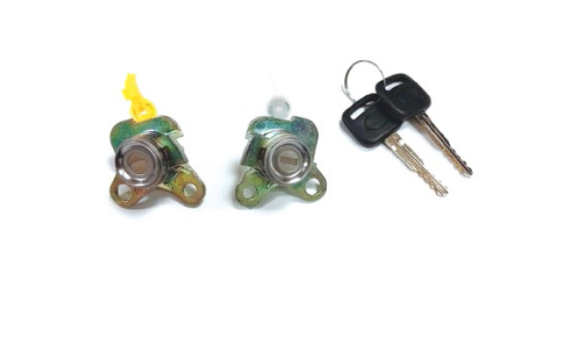 PAREJA DE CERRADURAS DE PUERTA TOYOTA DESMONTADAS COROLLA (96-02) (6905112490) TOY43