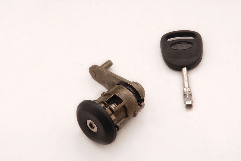 CERRADURA PUERTA IZQUIERDA FORD ESCORT (96-01) + LAMINILLAS TIBBE